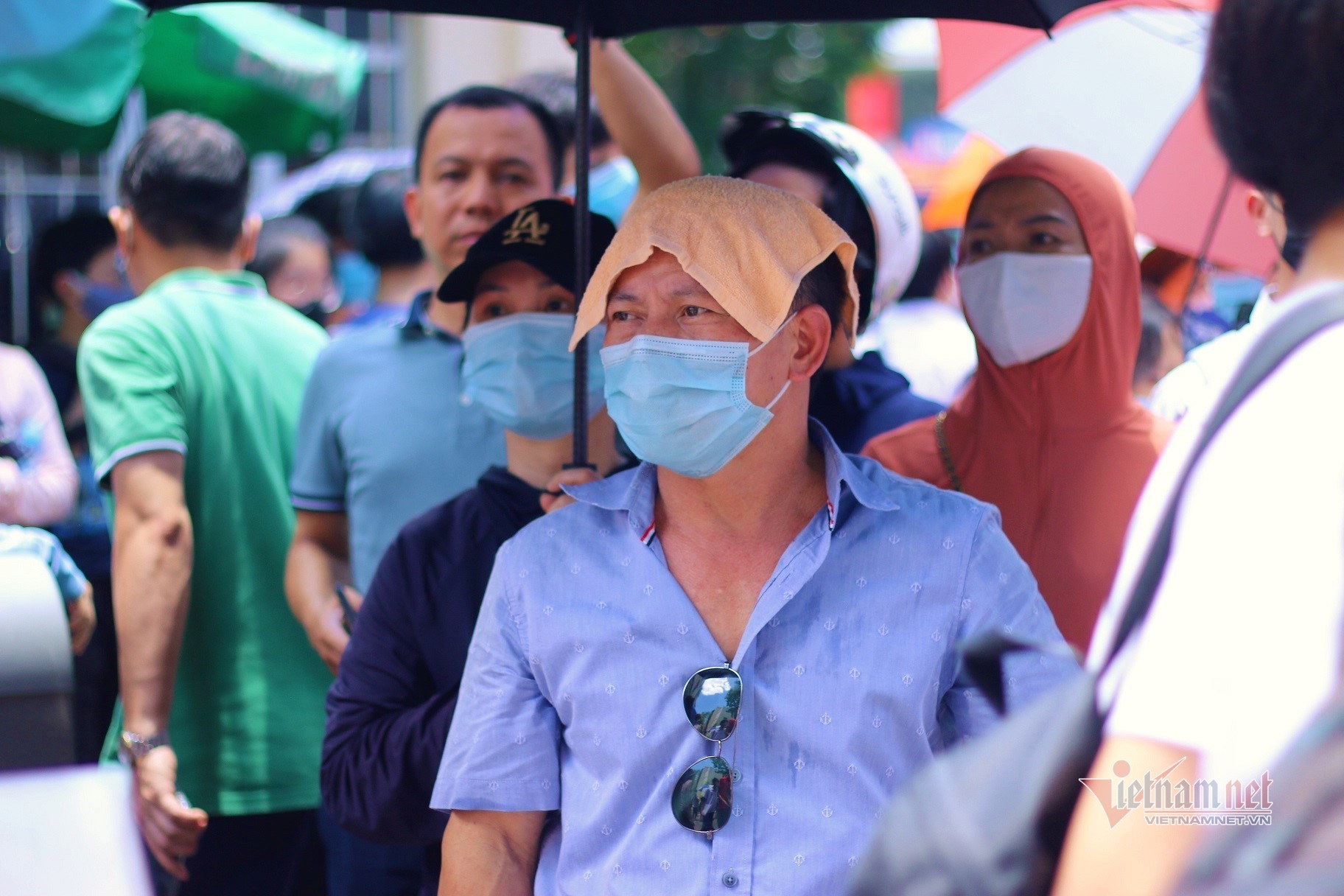 Phụ huynh 'phủ' khăn lạnh, vây kín cổng trường chuyên