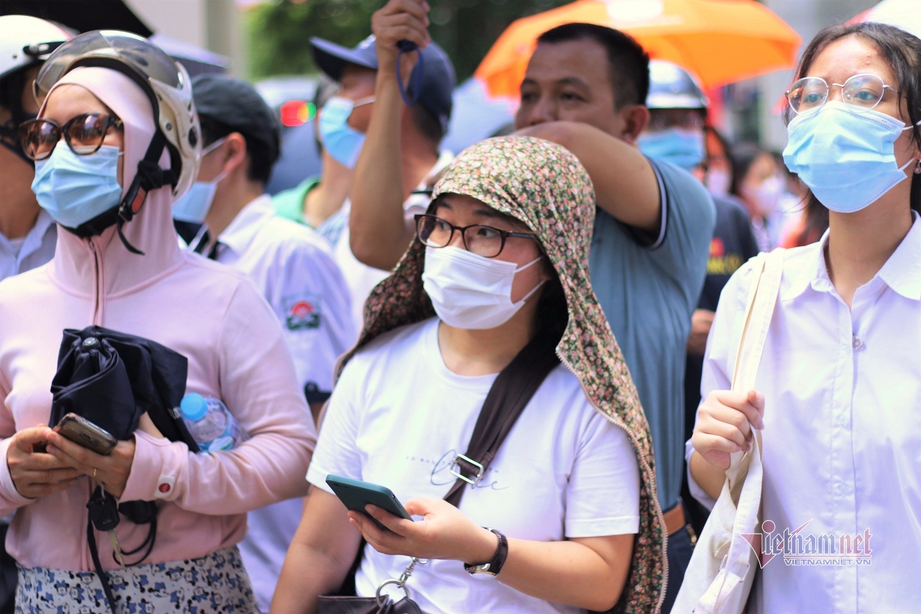 Phụ huynh 'phủ' khăn lạnh, vây kín cổng trường chuyên