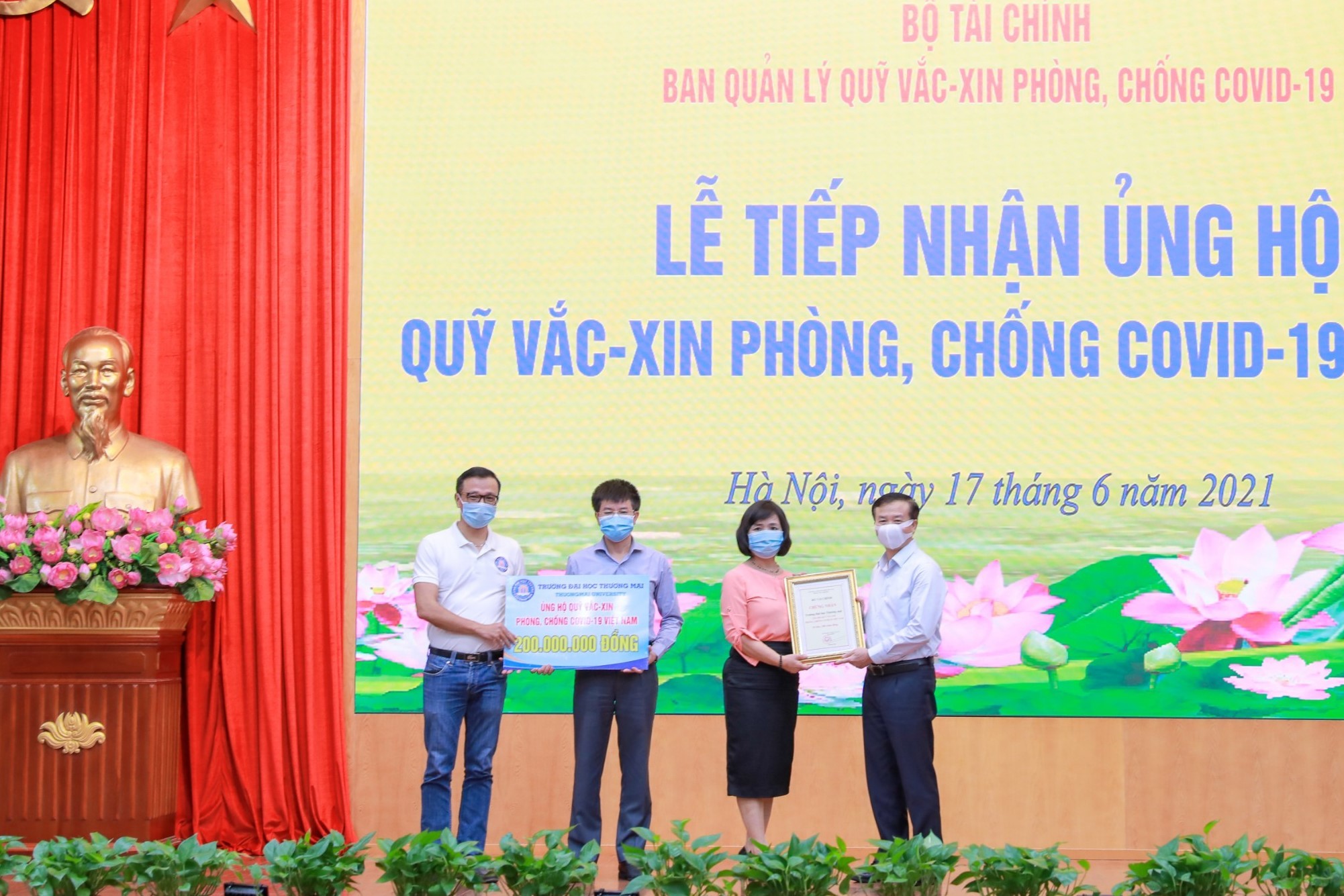 Nhiều trường đại học chung tay ủng hộ quỹ vắc xin phòng chống Covid