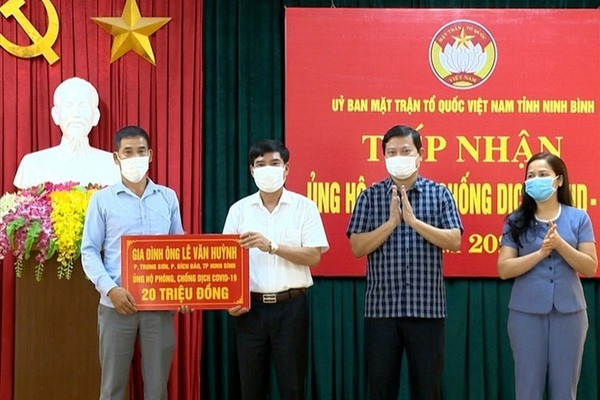 Người bán trà đá ủng hộ 20 triệu đồng chống dịch Covid-19