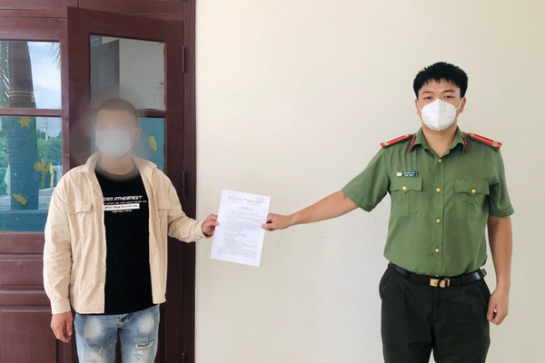 Phạt người đàn ông cắt tóc cho khách ở vùng dịch Bắc Giang