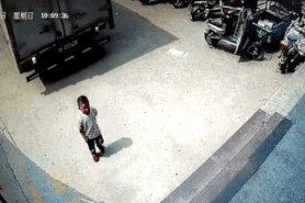 Người đàn ông nhanh tay cứu bé trai khỏi điểm mù xe tải