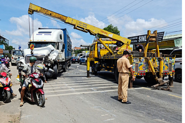 Hàng chục cảnh sát lập chốt chặn bắt tài xế chạy trốn gây tai nạn