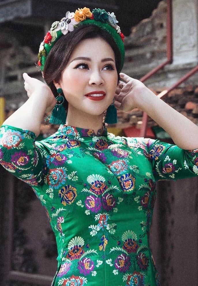 Vợ Đăng Dương tuổi 43 rạng rỡ, ăn mặc sành điệu
