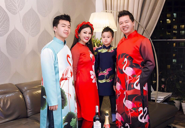Vợ Đăng Dương tuổi 43 rạng rỡ, ăn mặc sành điệu