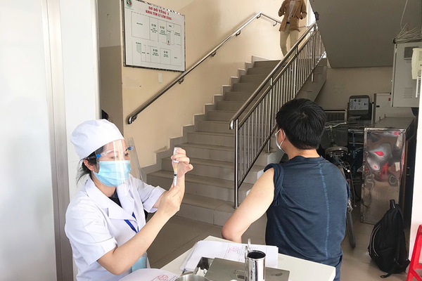 10 nhóm người được ưu tiên tiêm vắc xin Covid-19 ở TP.HCM