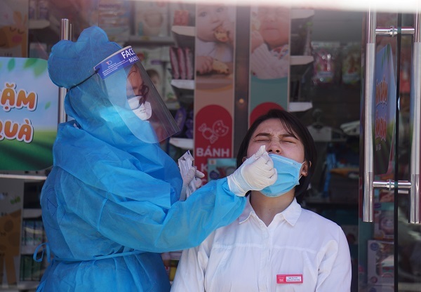 Nhân viên y tế Đà Nẵng đội nắng 40 độ đến từng nhà xét nghiệm