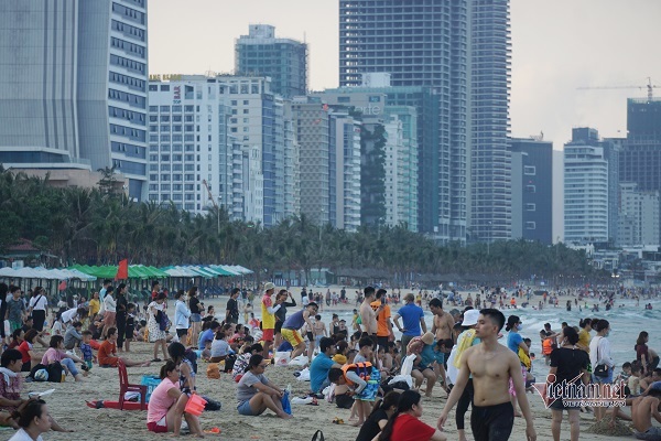 Sau 10 ngày cho mở, Đà Nẵng dừng tắm biển, ăn uống tại chỗ