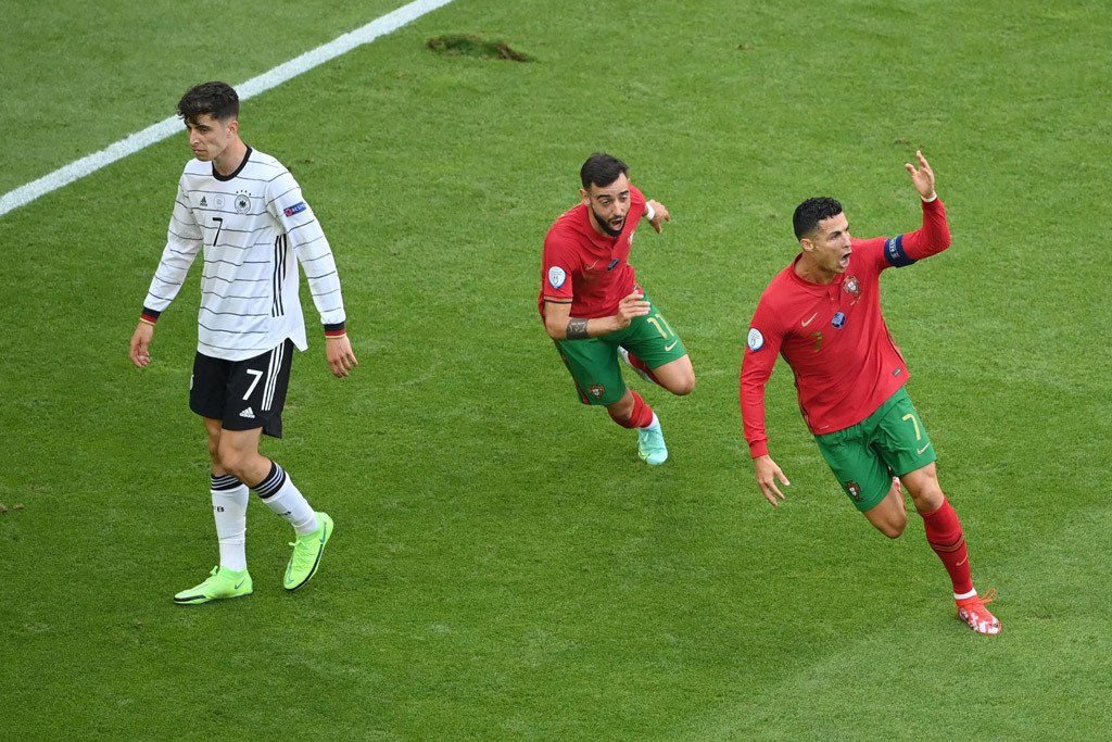 Ronaldo chạy 'xé gió' phá dớp trước Đức, lập kỷ lục khủng