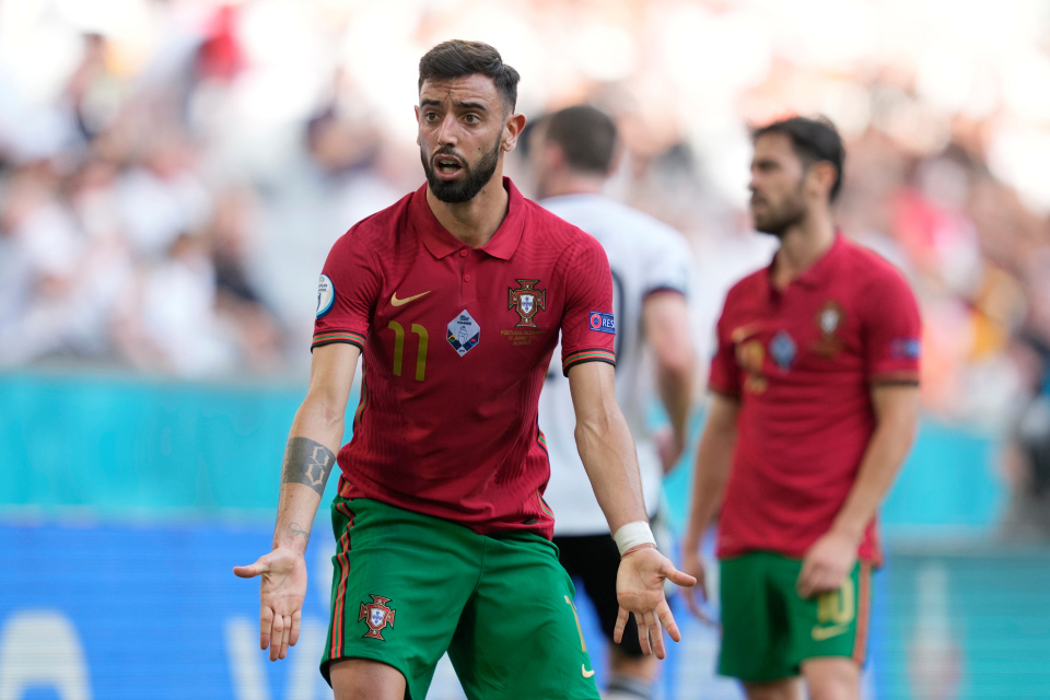 Chơi tệ, Bruno Fernandes hứng bão chỉ trích