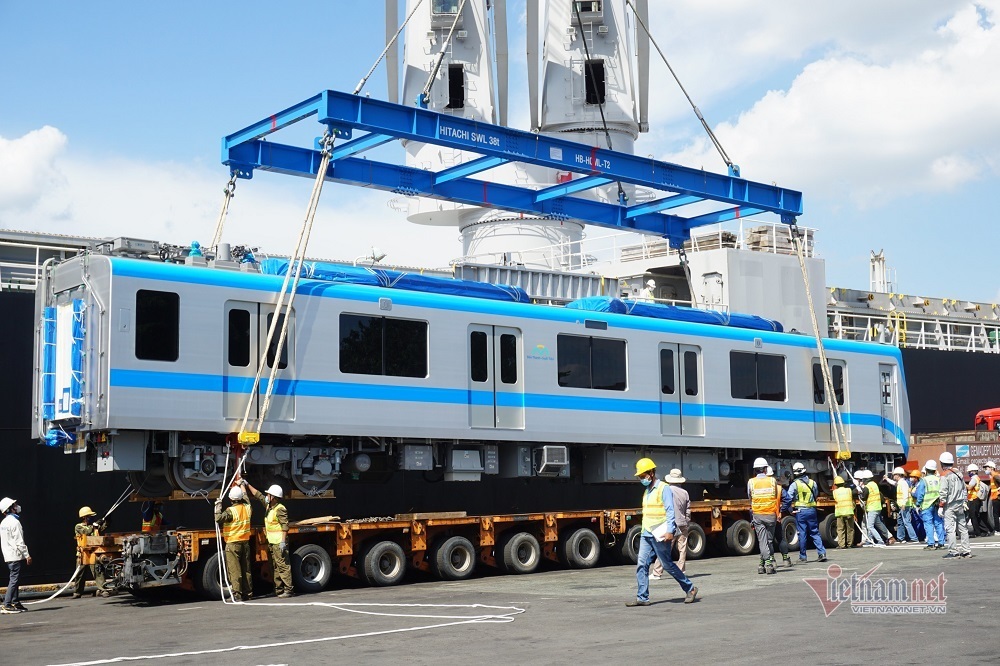 Thêm hai đoàn tàu metro Bến Thành- Suối Tiên tiếp tục cập cảng ở TP.HCM