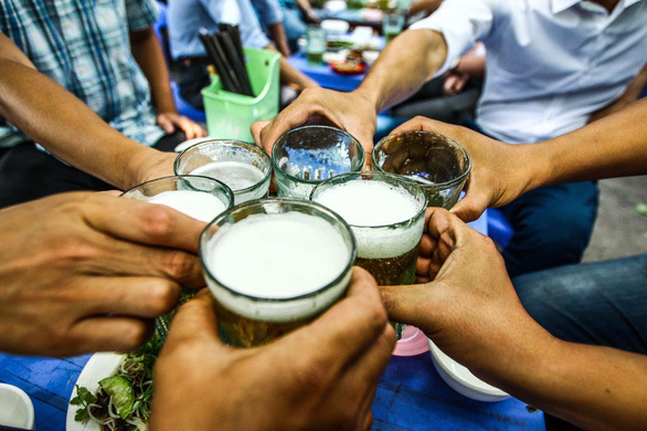 Hà Nội: Mở lại nhà hàng, bể bơi không tập trung quá 20 người đủ an toàn?