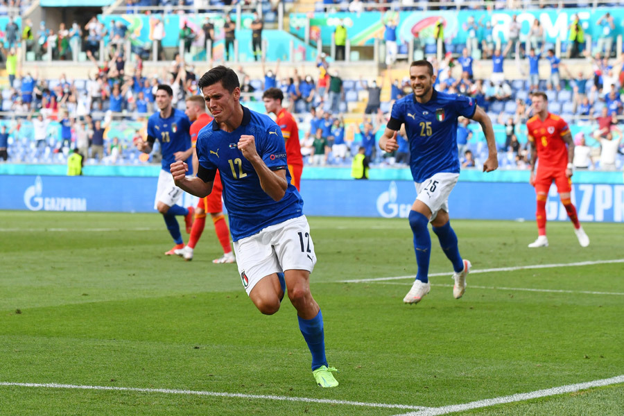 Italy chạm kỷ lục, dắt Xứ Wales vào vòng 1/8
