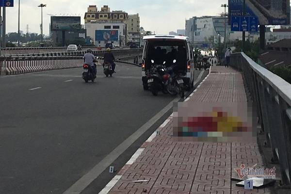 Người đàn ông gục chết bất thường trên cầu Bình Lợi