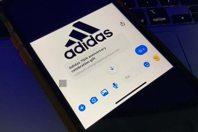 Nhiều người nhận được tin nhắn giả mạo adidas trên Facebook