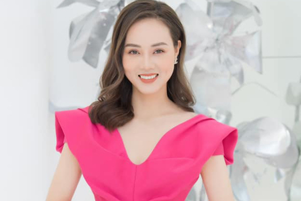 Nhan sắc vợ trẻ làm báo của NSND Công Lý