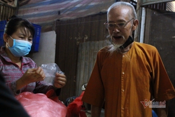 Ông cụ nổi tiếng vì ‘đói cho ăn, đau giúp thuốc, chết tặng hòm’