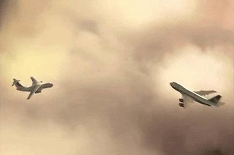 Thảm kịch kinh hoàng, hai máy bay tông thẳng vào nhau giữa trời