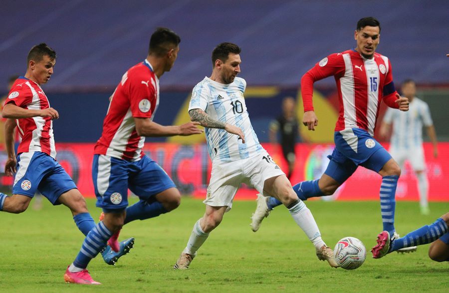 Messi châm ngòi, Argentina đoạt vé vào tứ kết