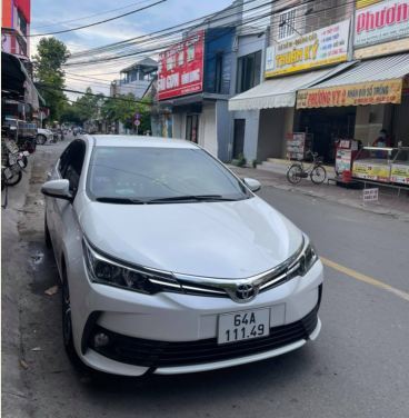 xe-oto-Toyota-Altis-bi-ban-de-mua-xe-may