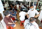 Salon kín khách, thợ tóc vỉa hè kiếm tiền triệu ngày đầu mở lại