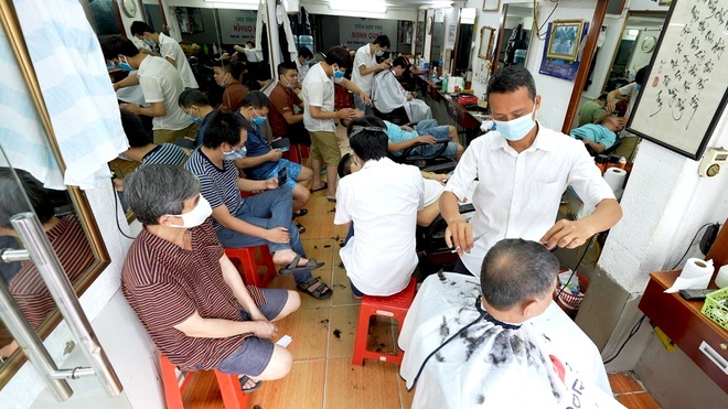 Salon kín khách, thợ tóc vỉa hè kiếm tiền triệu ngày đầu mở lại