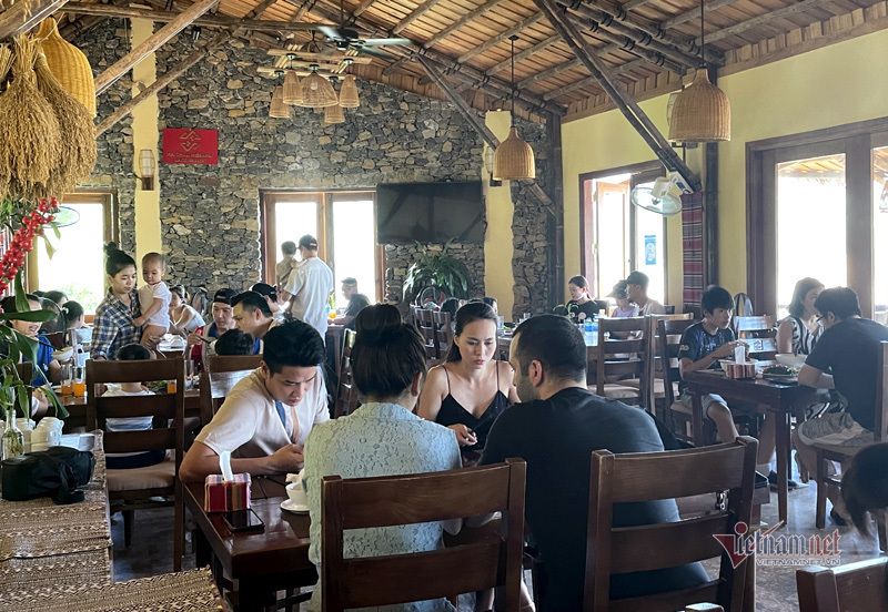 Suburban resorts full as Hanoians escape summer heat