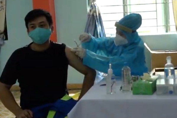 Hơn 600 nhân viên vệ sinh môi trường TP.HCM tiêm vắc xin phòng Covid-19