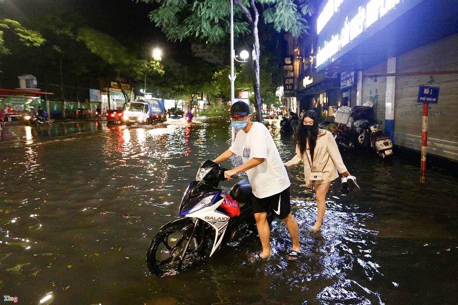Mưa lớn, cây đổ khắp phố phường Hà Nội
