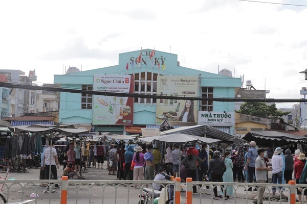 Quận Tân Phú lấy mẫu xét nghiệm diện rộng cư dân quanh chợ Sơn Kỳ