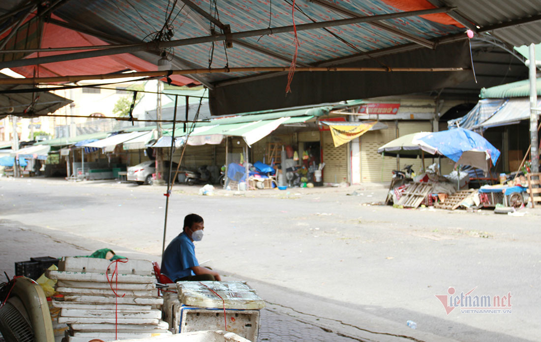 Phong tỏa chợ đầu mối bán rau củ quả lớn nhất Nghệ An