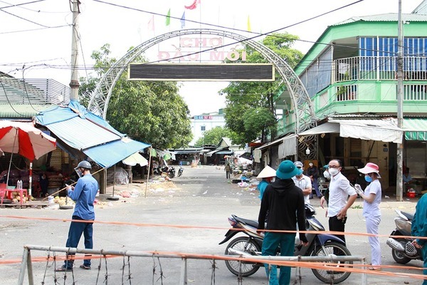 Phong tỏa chợ đầu mối bán rau củ quả lớn nhất Nghệ An