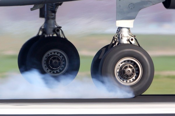 Tại sao lốp máy bay không phát nổ khi cất hoặc hạ cánh?