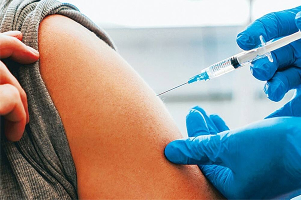 Một người làm việc ở sân bay Tân Sơn Nhất tiêm 2 mũi vắc xin Covid-19 trong 30 phút