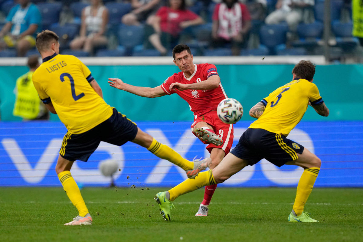 Lewandowski tỏa sáng, Ba Lan vẫn ngậm ngùi rời EURO