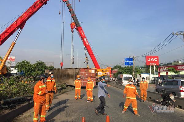 Xe container 'đại náo' quốc lộ 1, giao thông qua TP.HCM ùn tắc kéo dài