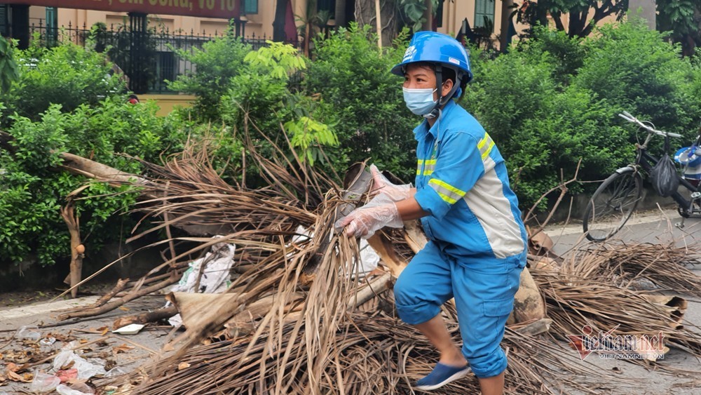 Gần 300 công nhân môi trường ở Hà Nội nhận đủ lương bị chậm trả