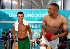 Ronaldo và Mbappe cười tít mắt sau khi đổi áo cho nhau