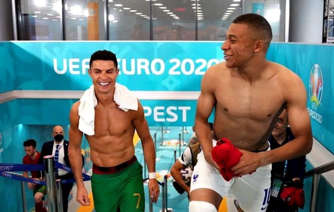 Khoảnh khắc hiếm ở EURO: Ronaldo và Mbappe vui vẻ đổi áo cho nhau