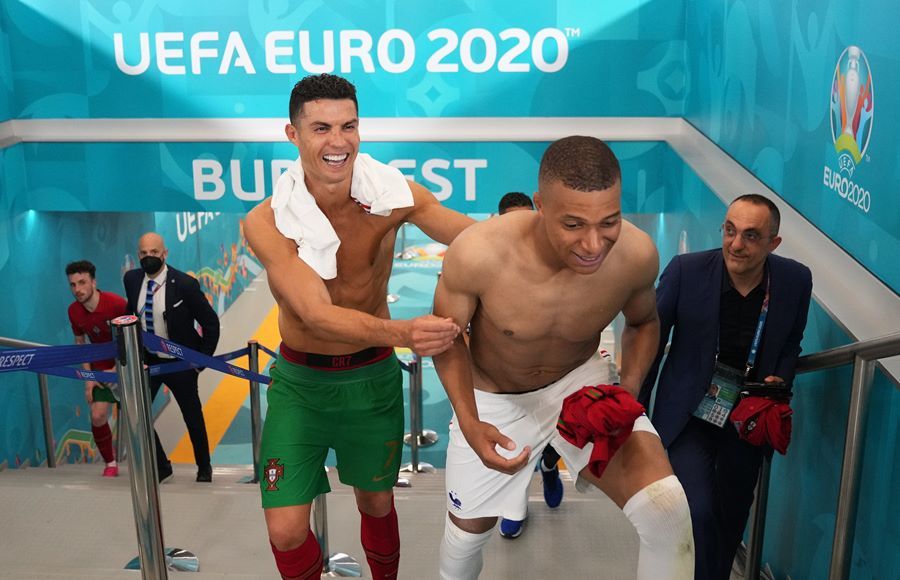 Khoảnh khắc hiếm ở EURO: Ronaldo và Mbappe vui vẻ đổi áo cho nhau