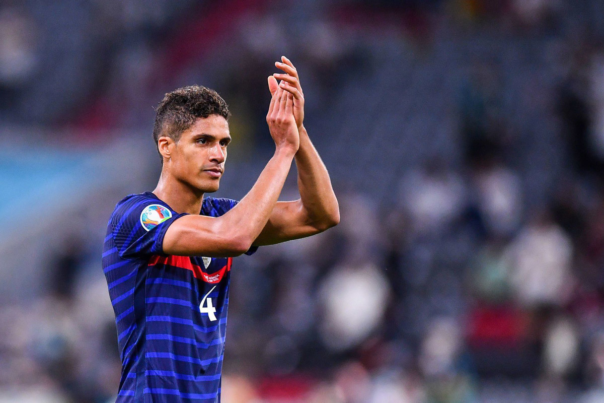 Varane đồng ý về MU, Chelsea mua Grealish