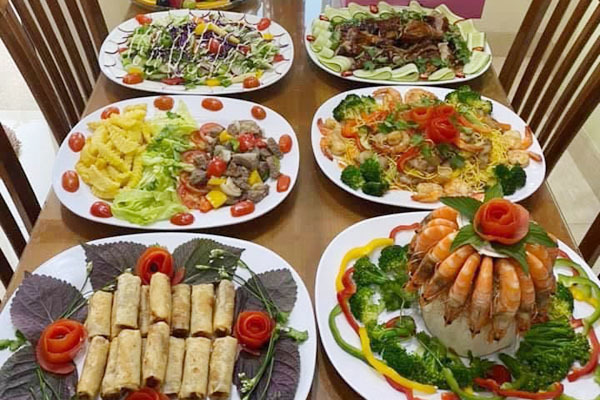 Chi 15 triệu tiền ăn mỗi tháng, bà nội trợ có bữa cơm đủ món ngon