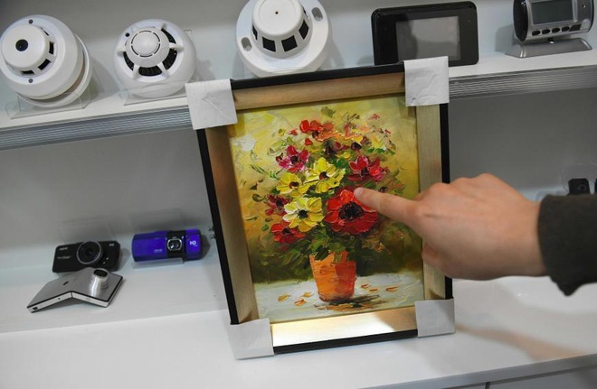 Phát hiện bị quay lén bằng camera gắn trong món quà sếp tặng