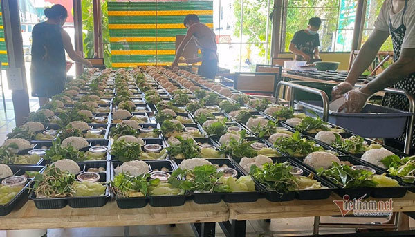 Nghe An restaurant supports frontline workers with everyday meals