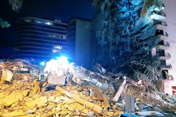 Tòa nhà 12 tầng ở Mỹ bất ngờ đổ sập giữa đêm