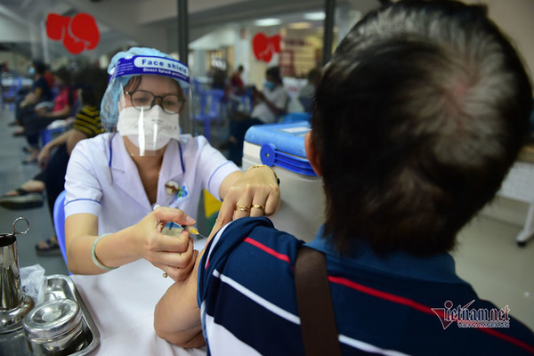 TP.HCM đề xuất tiêm vắc xin cho những người giao hàng