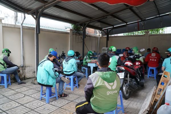 Bất chấp giãn cách ở TP.HCM, 16 shipper và xe ôm công nghệ vẫn 'tụ hội'