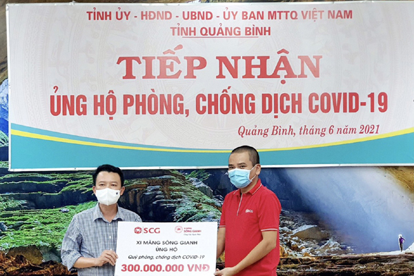 Xi măng Sông Gianh ủng hộ Quảng Bình 300 triệu đồng phòng chống dịch Covid-19