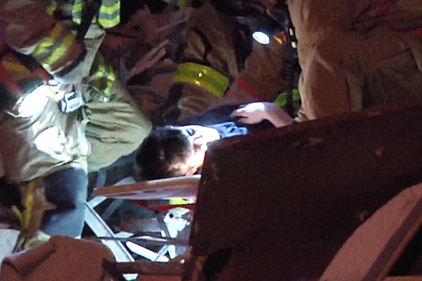 Cuộc giải cứu thần kỳ cậu bé trong vụ sập tòa nhà 12 tầng ở Mỹ