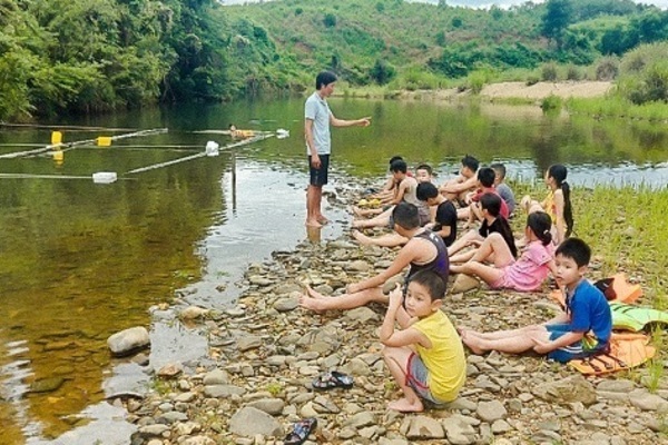 Bí thư đoàn dùng tre nứa ngăn suối, dạy bơi cho trẻ vùng cao